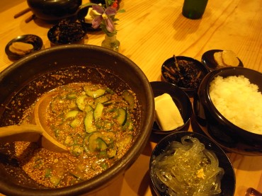 今日は大きな大きなきゅうりをいただいたのです。<br />
狛江市の畑が当選した友人のママ「もう今、大変よ！」と言います。<br />
でも活き活きされています。