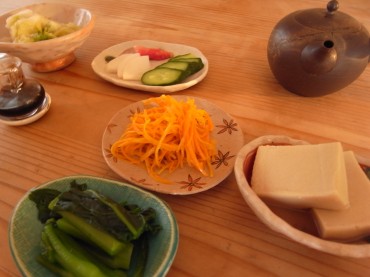 朝です。いつも一杯の味噌汁と少しの野菜や漬物です。<br />
今朝はちょっと余計ですね。