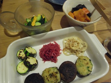 椎茸にハーブポテトを詰めて、網焼き。<br />
紫キャベツはマリネです。蓮根やズッキーニも網焼きです。<br />
ホントいつも通り変わり映えしませんが・・・