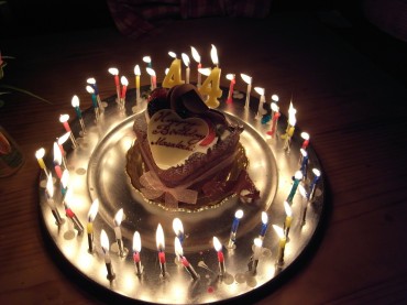 狛江の駅前の、みんなが大好きなケーキ屋さんで買いました。<br />
ろうそくは44本！