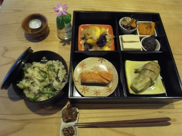 今夜はお弁当ですね。ﾄﾓｺさんがいない時こそ、こうして岩手からの荒巻きを食べてくださいませ。