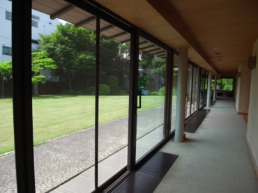 やはり・・・つい東京と比べてしまいましたが、八戸にある南部会館は、とてもきれいで広く、心地のいい風の吹き込む場所でした。