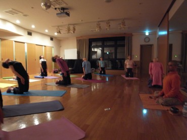 アーサナを通して、ハタ・ヨーガの哲学を伝えて下さる、大変わかりやすい内容です。ご安心ください。