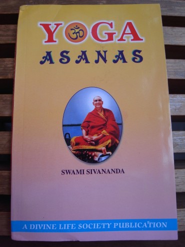 シヴァーナンダ・アーシュラムで販売されているアーサナの本です。この中のアーサナの写真は全て、今来日されているヴィシュワルーパナンダ・ジです。ｱｰｼｭﾗﾑで男性のヨーガクラスを担当されていました。この本をご希望の方は、お申込ください。インドより、ご持参いただき、残数10冊です。1000円
