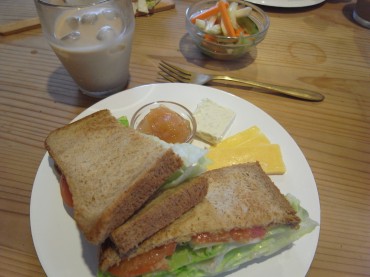 今日の午後はクラスがなく、読書タイムだ～＾＾。モグモグタイムは胚芽パンの野菜サンドとチャイ。