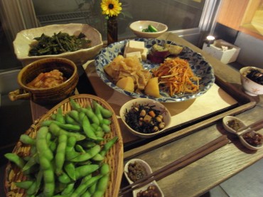 枝豆に、ひじきにｷﾝﾋﾟﾗ、大根、向こうには隠元の煮もの。食べきれませんね。「次はいつご飯に出会えるかか解りませんから、食べられるときにたべてくださいね～。」「えっ０。０（グルジ）」