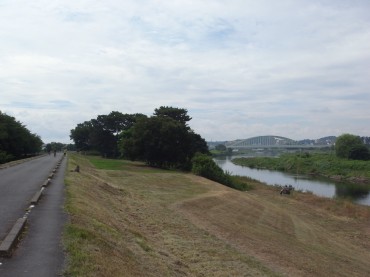 「今日は曇りだね･･･これくらいが静かでいいね～」下流を見ています。
