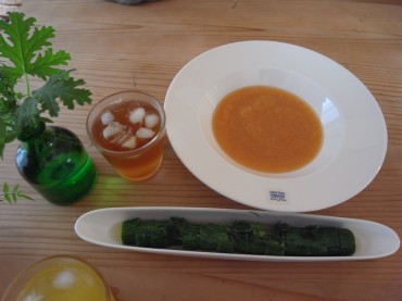 遅い朝ごはんと昼ごはんかな？今朝は人参スープです。やさしくやさしく。胃腸、どうかな？