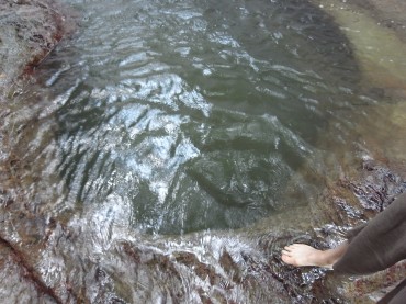 水汲みに行った。その近くの滝は温泉です！