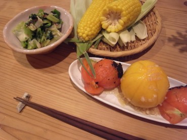 今夜は道の駅で買ったトウモロコシくんとトマトちゃん。トマトちゃんは焼きました。