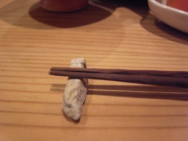 どうですか？箸置きを川で拾ってきました。「カッコイイ～♪」「・・どうかなあ～（グルジ）」