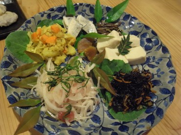 こうして変わらず早野家の食卓です。夏、青々としていたナンテンの葉は色づき始めました。今日のメイン？は葡萄ﾄﾞﾚｯｼﾝｸﾞの玉葱サラダです。