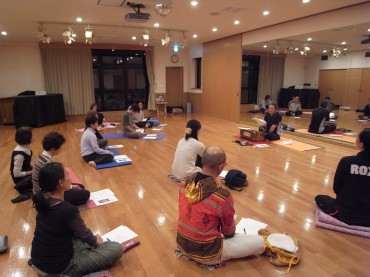 月1回行われる、成瀬貴良先生によるヨーガの実習と講話の時間です。ありがたいものです。先生は、もう38年もヨーガを研究し、シヴァーナンダさんの教えを全うされています。11月は11月27日です。是非どうぞ☆