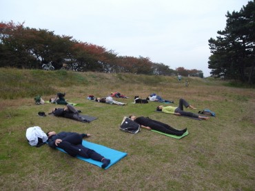 腰を大きく回転だぞ～ねじってるぞ～、前のあなたさま・・・寝てますねえ～。。。（みんな気持ちよさそうだな・・・私はやめとくワン）