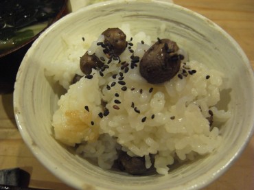 土曜日に『ムカゴ』をいただきまして、早速炊きました。日曜日は力のあるご飯！になりました。