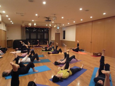 第Ⅰ部　ヨーガの実習です。とてもやさしい誘導でした。安らぎの中で<br />
ポーズの名前に由来する神様のお話もたくさんしてくださいました。