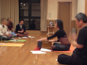 第Ⅱ部は、成瀬貴良先生の著書『シヴァーナンダ・ヨーガを読む』シヴァーナンダさんがどのようにしてお弟子さんを導き、また、ご自身がどのような方だったのか・・・慈愛に満ちた折々の話を聞くだけで、心が洗われるように、清らかになる時間です。不思議です。その後の『キールタン』には、『シャンティーパト』さんをお迎えしました。真直ぐな声が力強くも優しく。。。