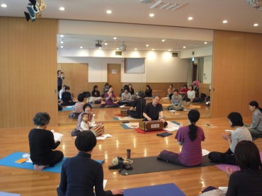 12月25日クリスマスサットサンガの様子。ハルモニウムを弾くのは創樹くん＾＾