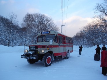 岩手松川温泉に行きました。このボンネットバスをご覧ください！これで山を上がるのです。とても古いバスですが、丈夫です。強健なおじいちゃんです！