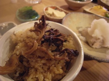 今朝はお粥じゃなくて、舞茸おこわ（玄米ともち米半々）。昨年秋は木の子豊作でした。10月に訪れた群馬県の道の駅で買ったものを乾燥させてありまsた。数日前から、なぜかぷんぷんと香りが強くて、「早く美味しく調理して～」と言われているみたいでした。ほくほくの朝になりました。舞茸ｸﾝありがとう。どうですか？ご飯になれたよ～