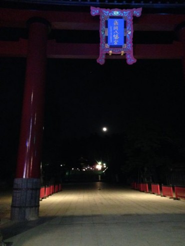 夜と月の八幡さん 夜と月の八幡さん