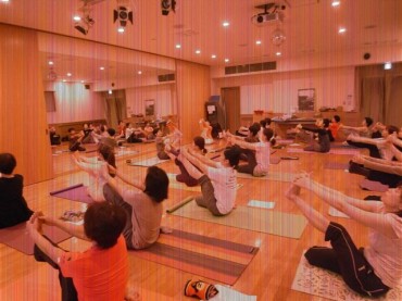 緑の田畑に一羽の鷺が凛と立っているようですよ〜