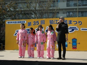 みんなの前でダンサー紹介!!