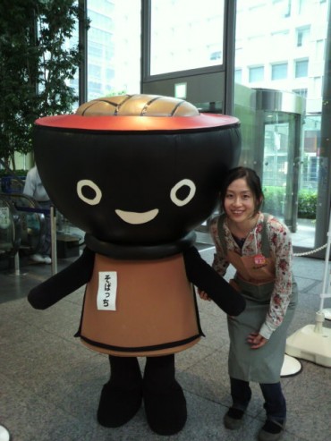 そばっち いわてのゆるキャラ「そばっち」と宮沢さん。丸ビルでも大人気。