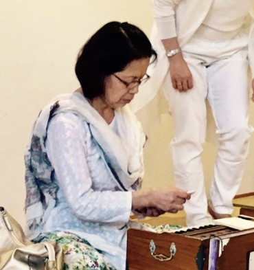 購入したばかり…というiPhoneを手にするあき子さん