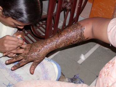 メヘンディーが描かれていきます。