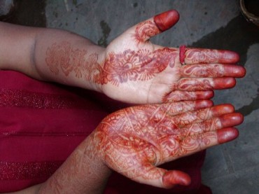 水仕事をしても3週間くらいこのまま。人のタンパク質成分量によって、発色が黒からオレンジ、赤といろいろです。